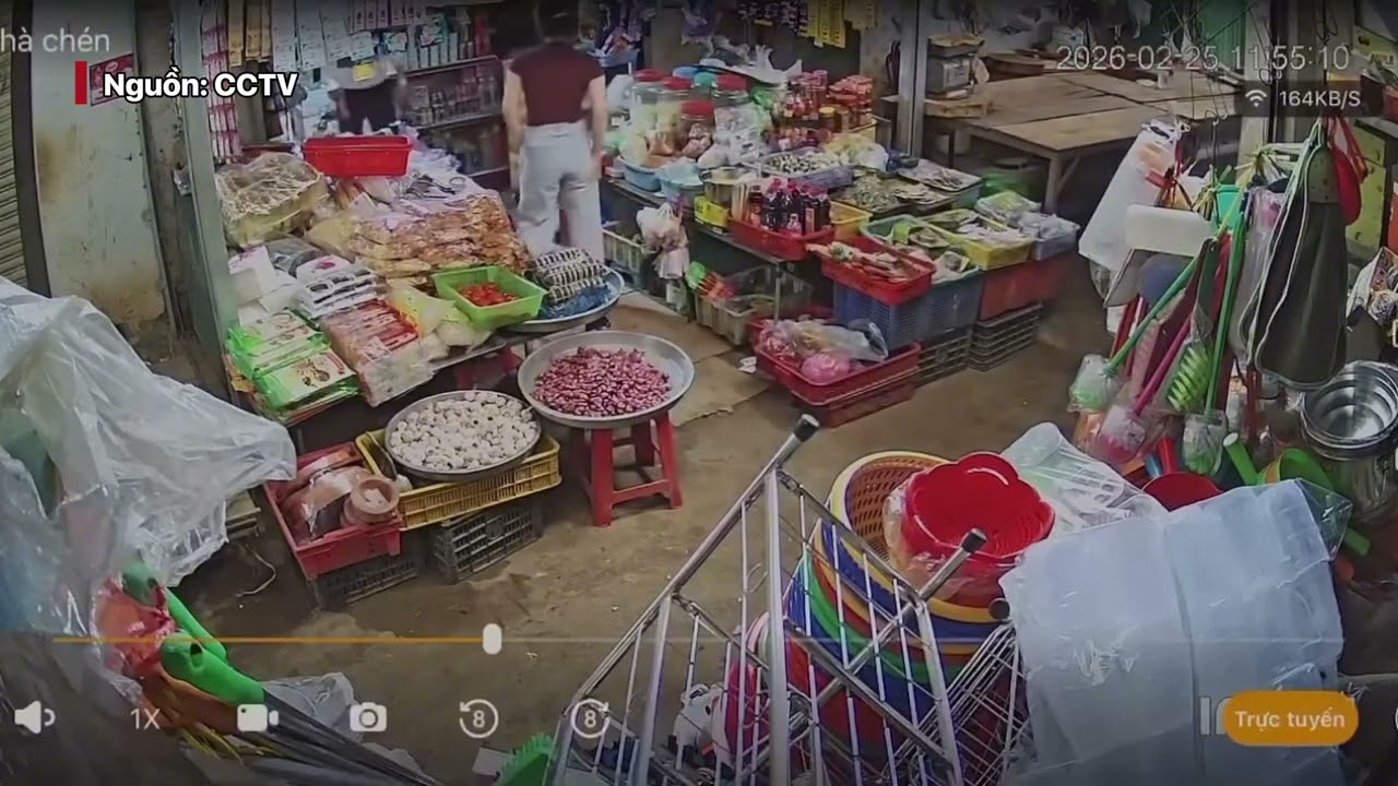 Đắk Lắk: Cô gái bất ngờ ngất xỉu sau khi tiếp xúc với hai người phụ nữ lạ tại chợ | VTV Times