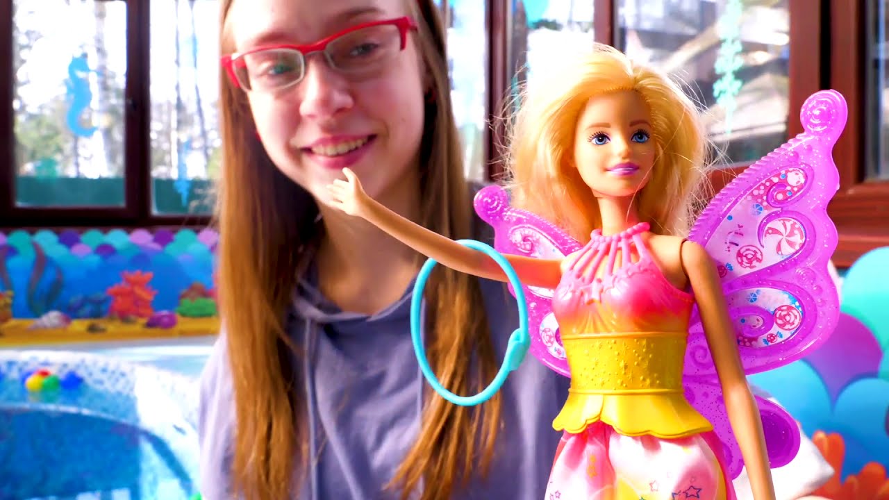 Barbie-nukke uima-altaalla. Lasten nuket ja lelut.