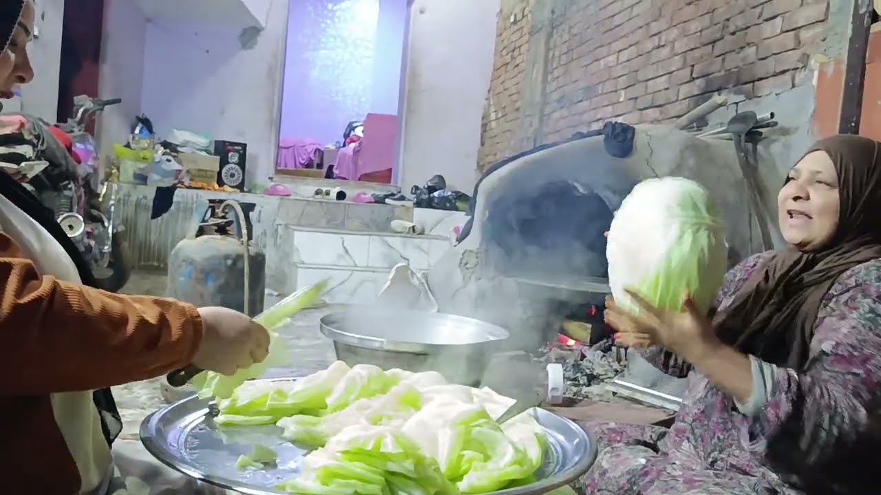 أمي في المطبخ بتعمل خلطة جامدة والطعم يا دوب 🤣 محشي ورز وضحك طول الفيديو 😋🍽️