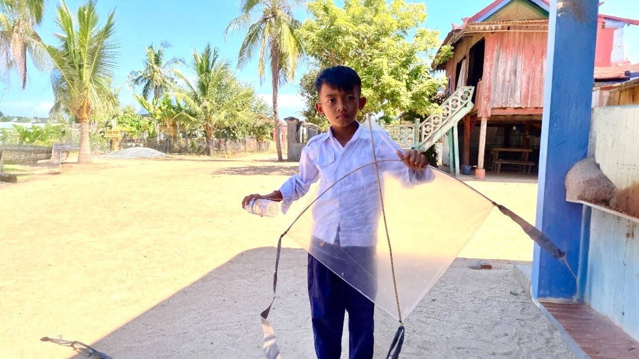 សាកល្បឿនខ្លែងផ្លាស្ទិចពណ៏សររបស់ប្រូឆ្លូញនៅមុខផ្ទះ /test speed kite 