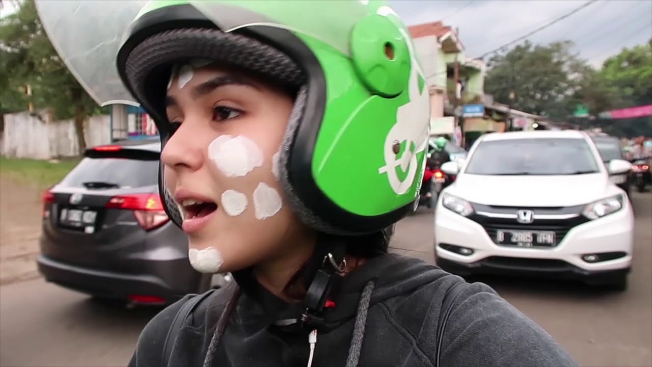 CHALLENGE MASKERAN SAMBIL NAIK OJEK ONLINE - LAURA VLOG #8