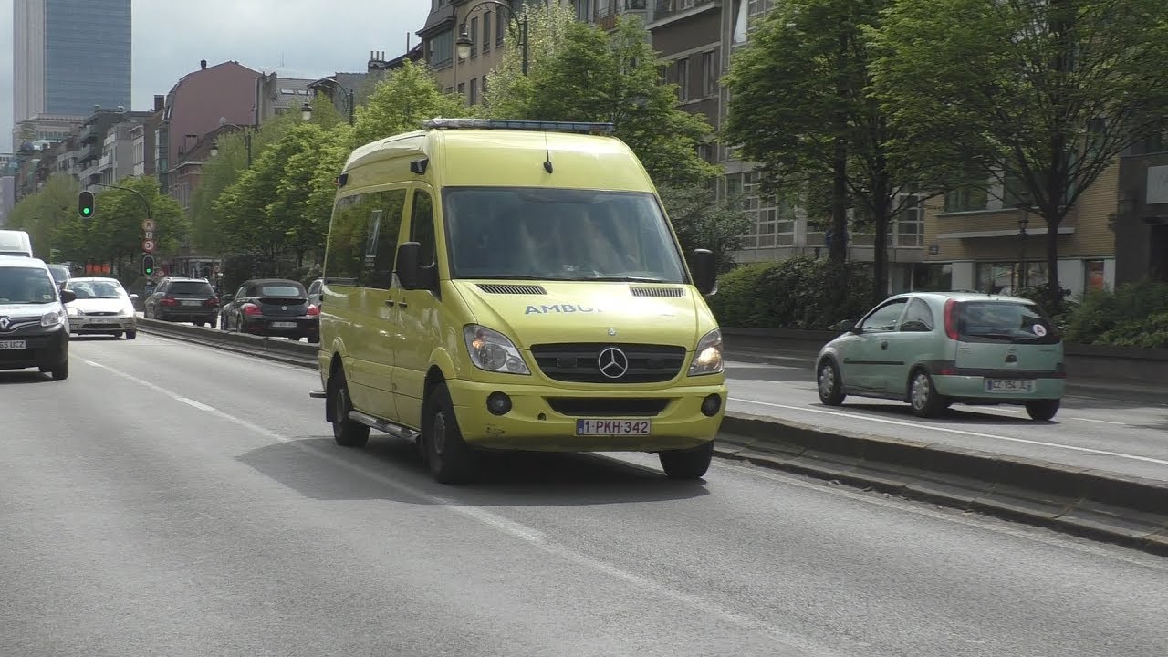 [Dutch 3 tone Siren] 3x Ziekenwagen Kliniek Sint-Jan/Cliniques Saint-Jean Brussel/Bruxelles
