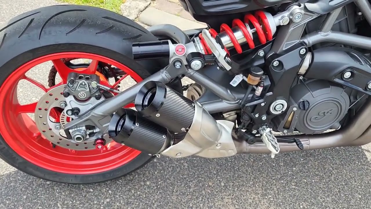 Indian FTR 1200 Sport Beautiful Exhaust Sound. Must listen with headphones.