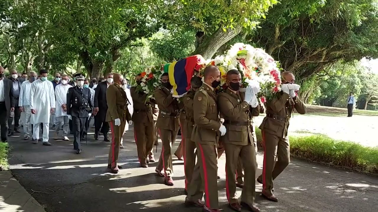 Le convoi mortuaire est arrivé au Sir Seewoosagur Ramgoolam Botanic Garden où aura lieu la crémation