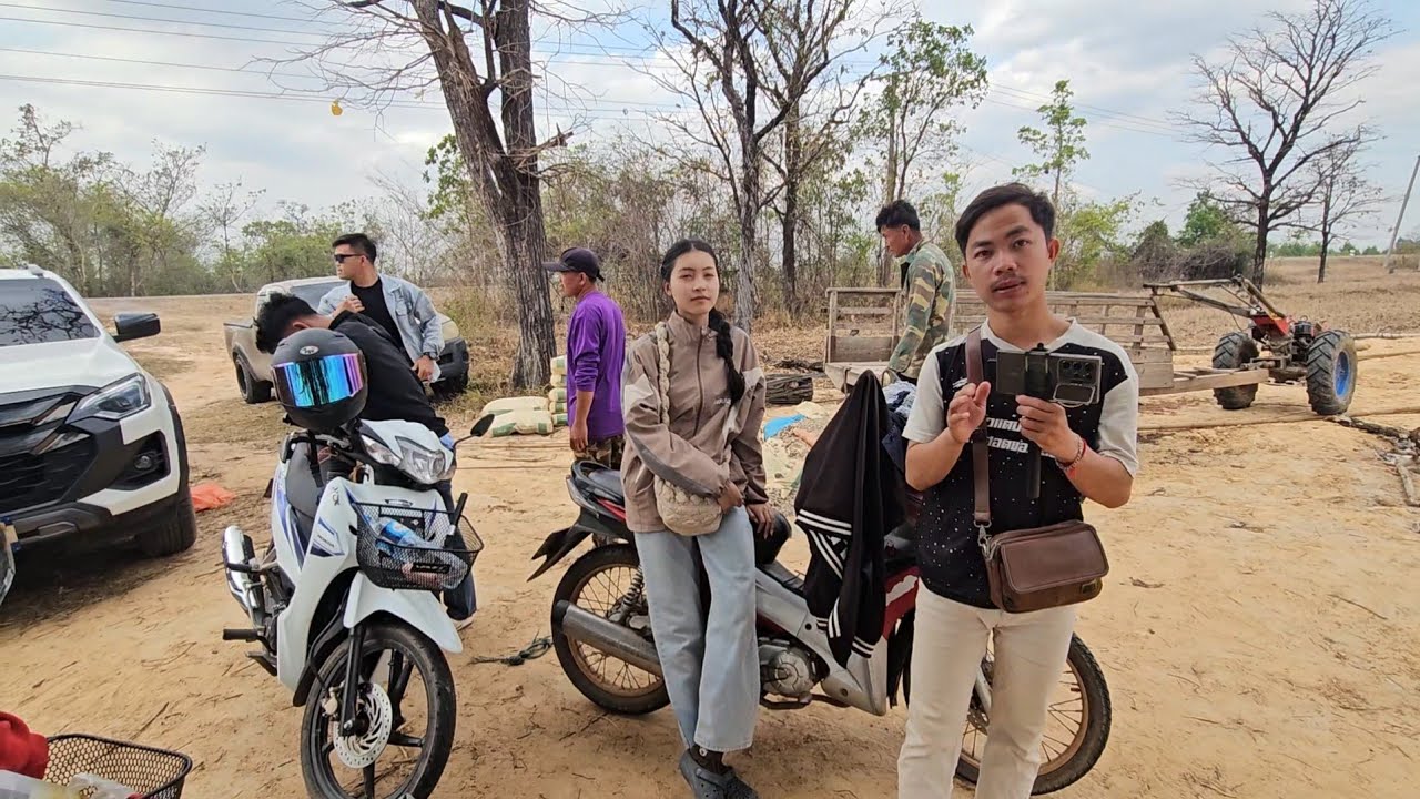 พ่อช่างเตรียมพร้อมยกเสาบ้านหนองน้อย​ 12 มีนาคม ค.ศ. 2026