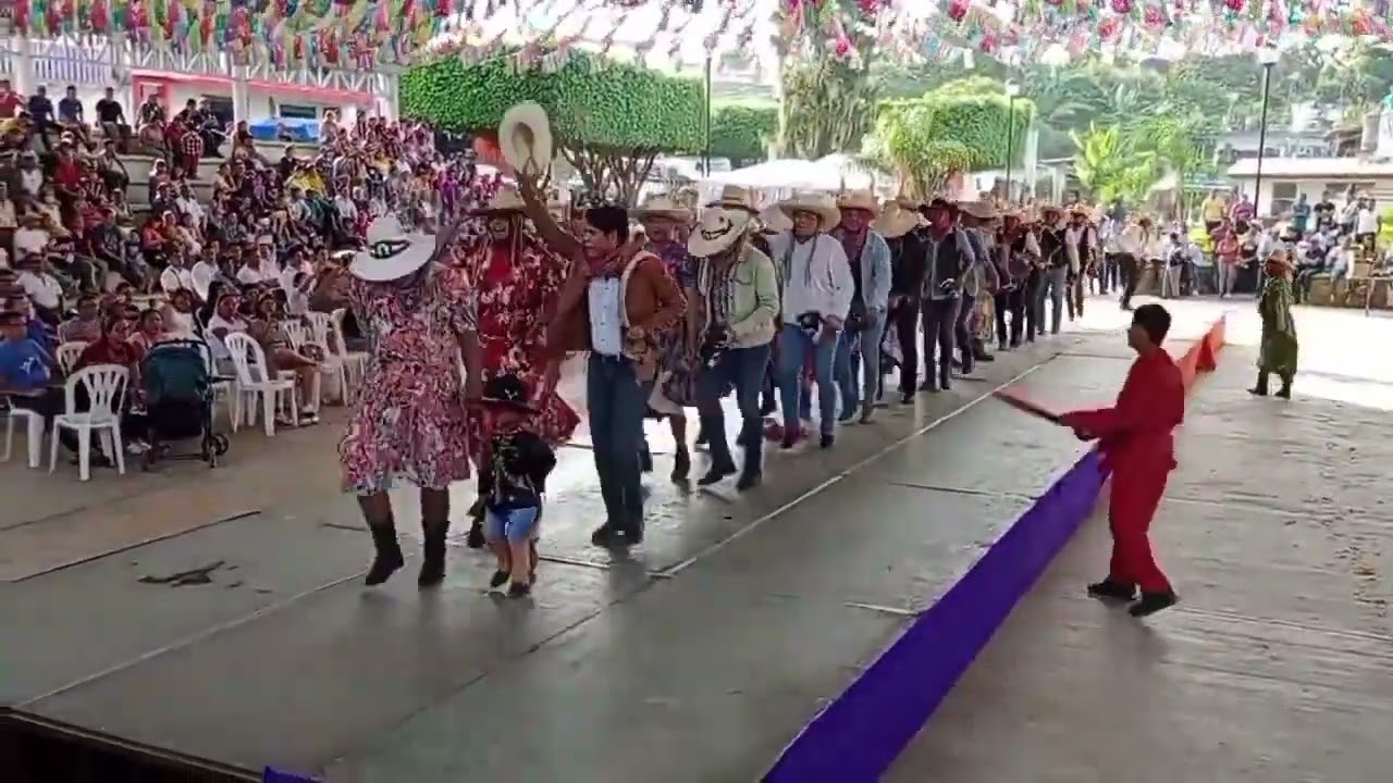 Cuadrilla #HerenciaCultural de Horacio Camargo de #Huejutla en #Yahualica #Xantolo #D&iacute;aDeMuertos