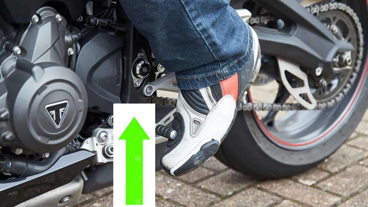 Jak zmieniać biegi w motocyklu bez użycia sprzęgła.