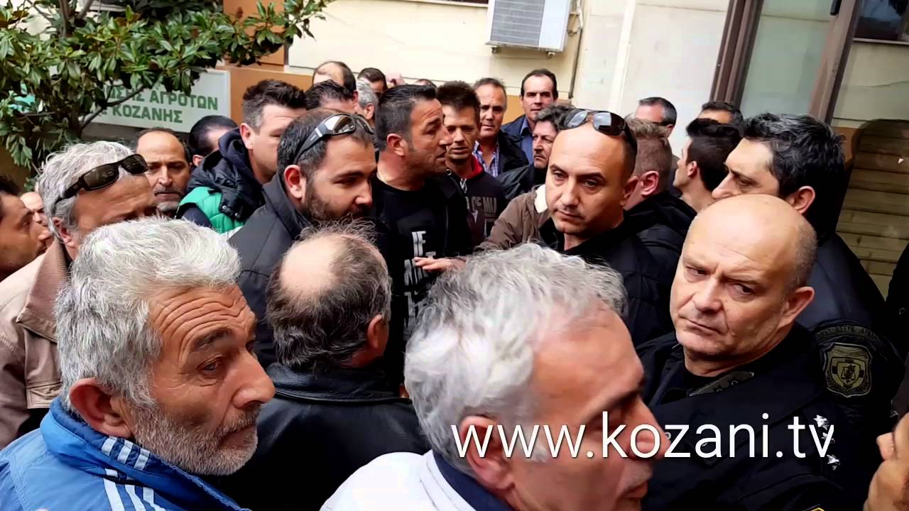 Η είσοδος των αγροτων στο κτίριο της ΠΕ Κοζάνης