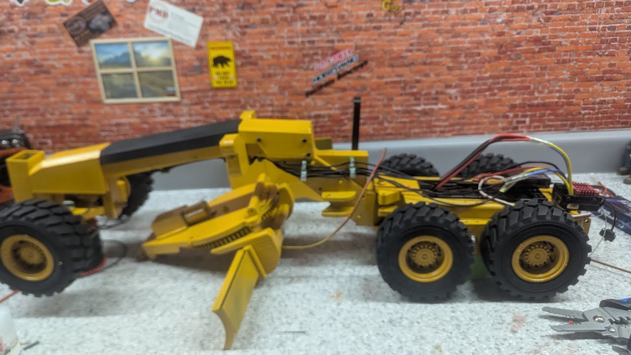 Tonight I get the 1/14 scale 3D printed cat grader sitting on all 6 paws
