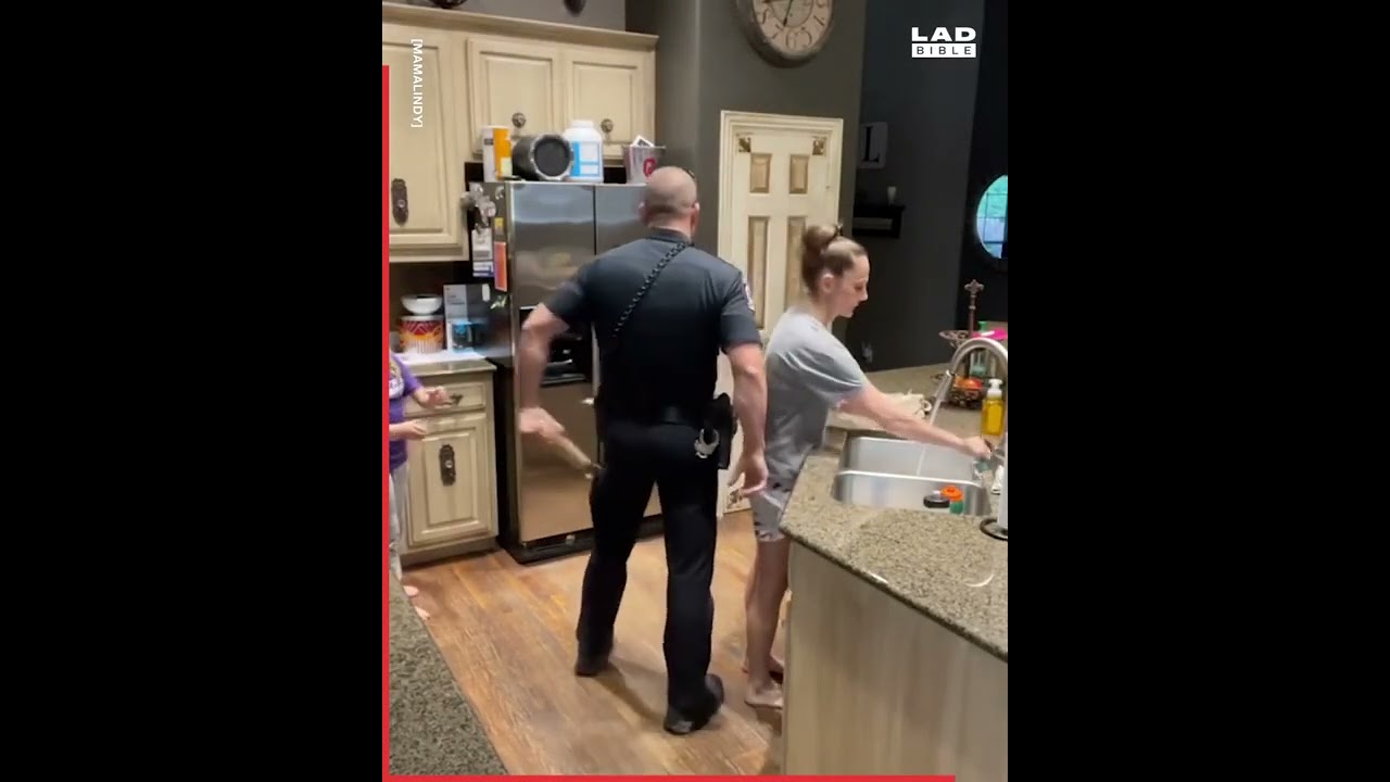 Couple&rsquo;s Confetti cannon prank war each other 😂😎