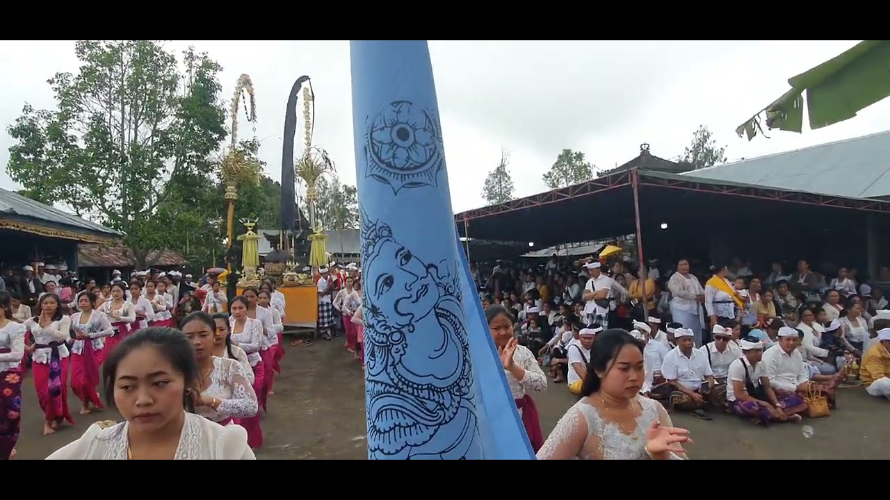 Tari rejang wali (teruni) di Pura Puseh Kangin, Desa Serai Kintamani.