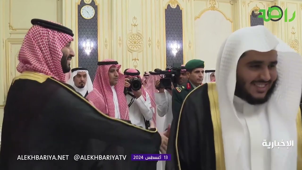 شاهد استقبال ⁧‫ولي العهد‬⁩ الأمير محمد بن سلمان في قصر السلام الأمراء والعلماء وجمع من المواطنين