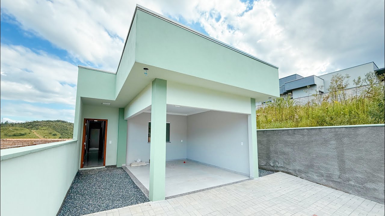CASA LINDA COM SUÍTE GARAGEM COBERTA E AMPLO ESPAÇO A VENDA EM NOVA TRENTO /SC POR 425 MIL 