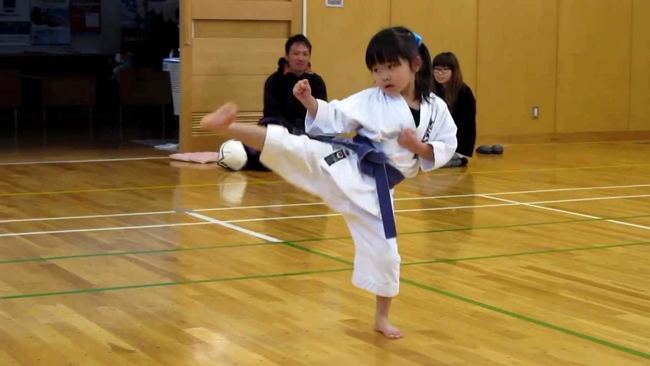 Mahiro(5-year-old girl) practicing kihon for kyu exam 5歳の女の子、基本練習中