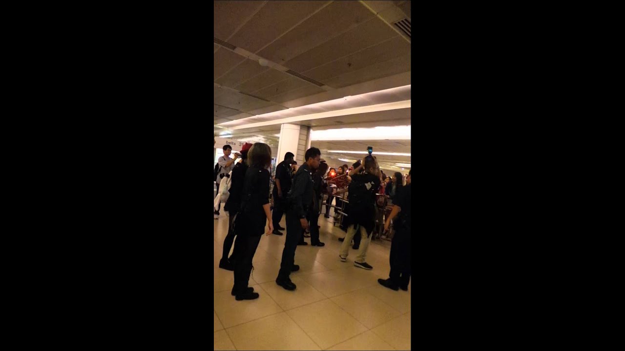 130522 シド Mao giving signatures to fans!