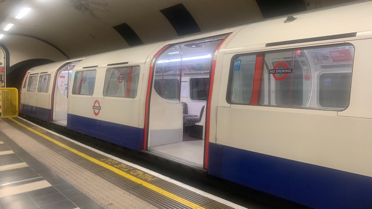 Bakerloo Line 1972 stock 3237 and 3553 Terminating at Waterloo 15/10/23
