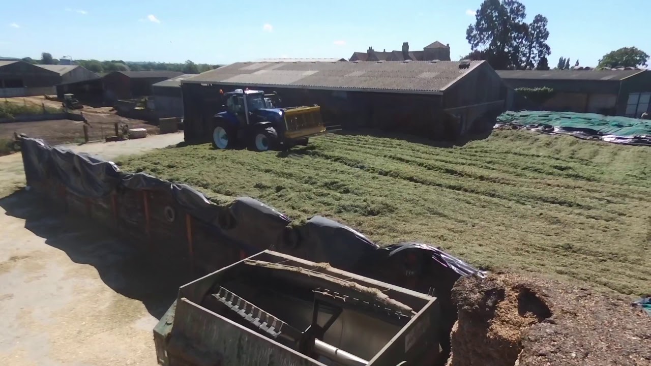 New Holland t7.270 blue power pushing grass summer 2020