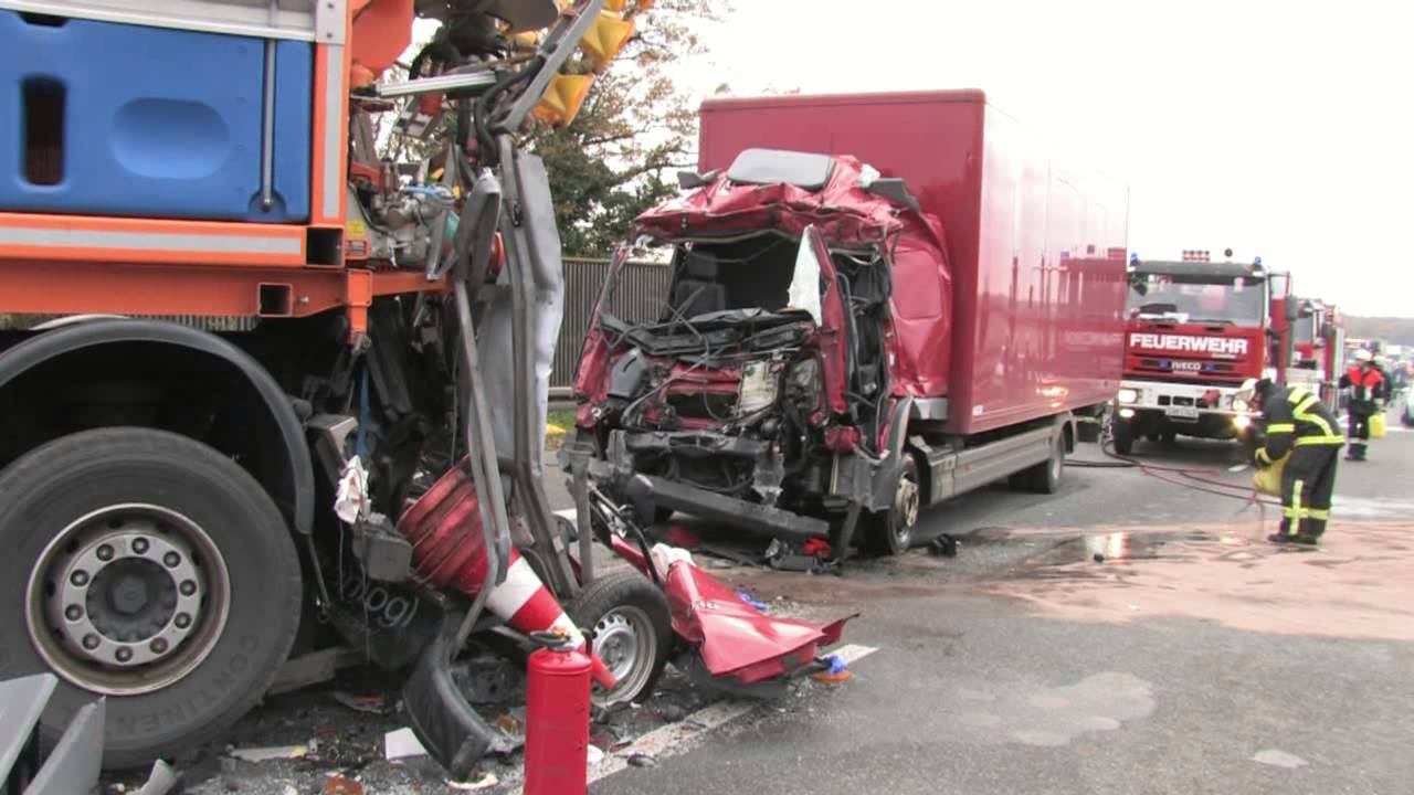 LKW rast gegen Warnleitanhänger