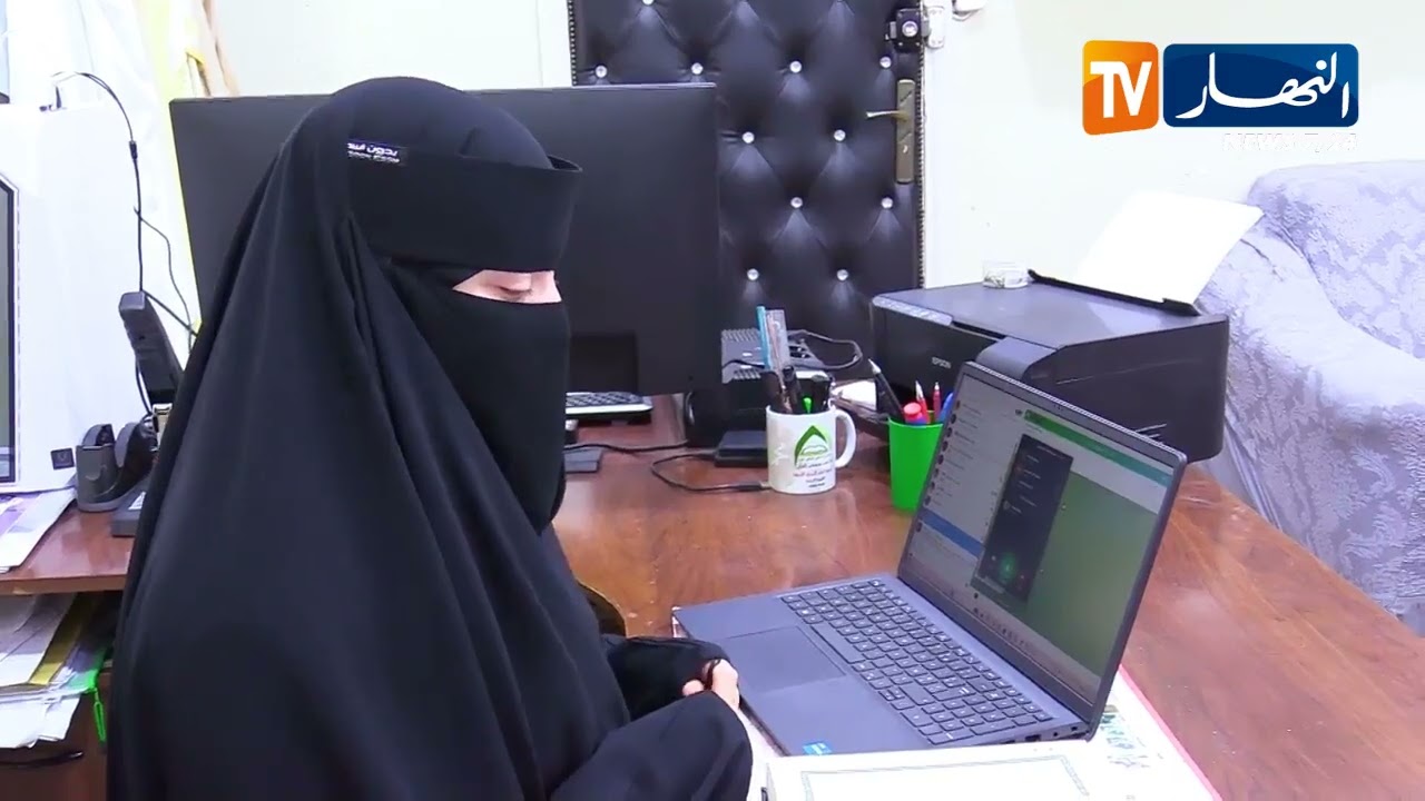 غدير ..   شابة تطلق أكاديمية رقمية لتعليم القرآن الكريم عن بعد