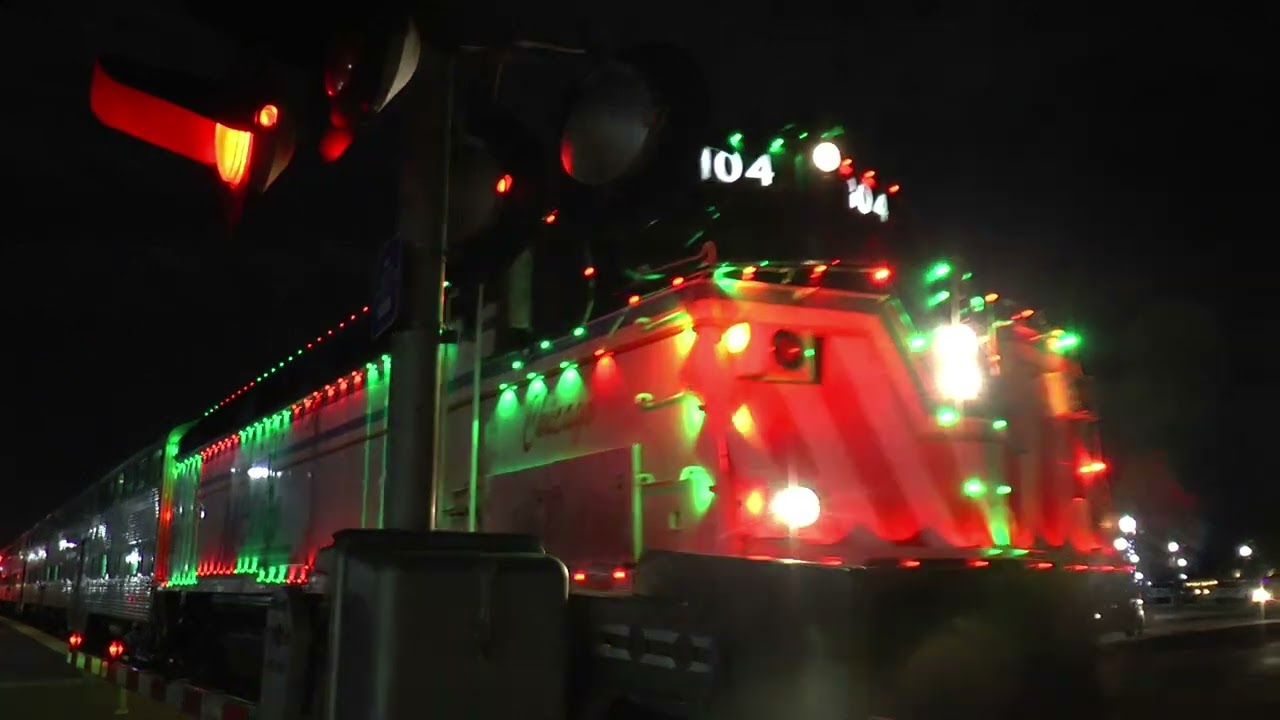 Spectacular! Metra F40PH-3 104 Christmas/Holiday Trainset @ Bensenville, IL - 11/22/2023