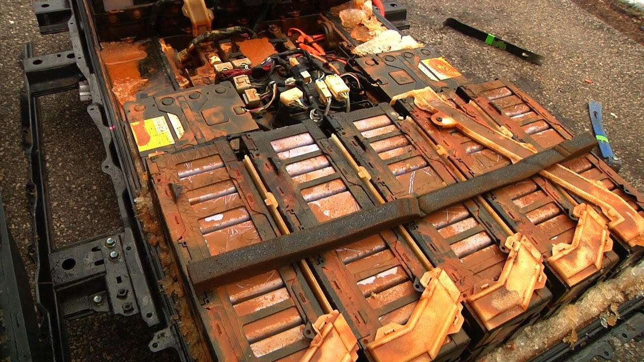 Flooded Mitsubishi i-MiEV: Cracking open the battery pack