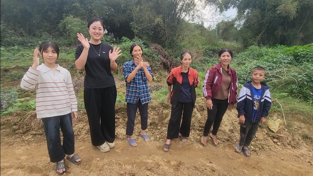 Chiều 30 Tết dàn diễn viên điện ảnh vượt sông Cầu trao quà cho chú Sính bị liệt. Hoàng Hiền