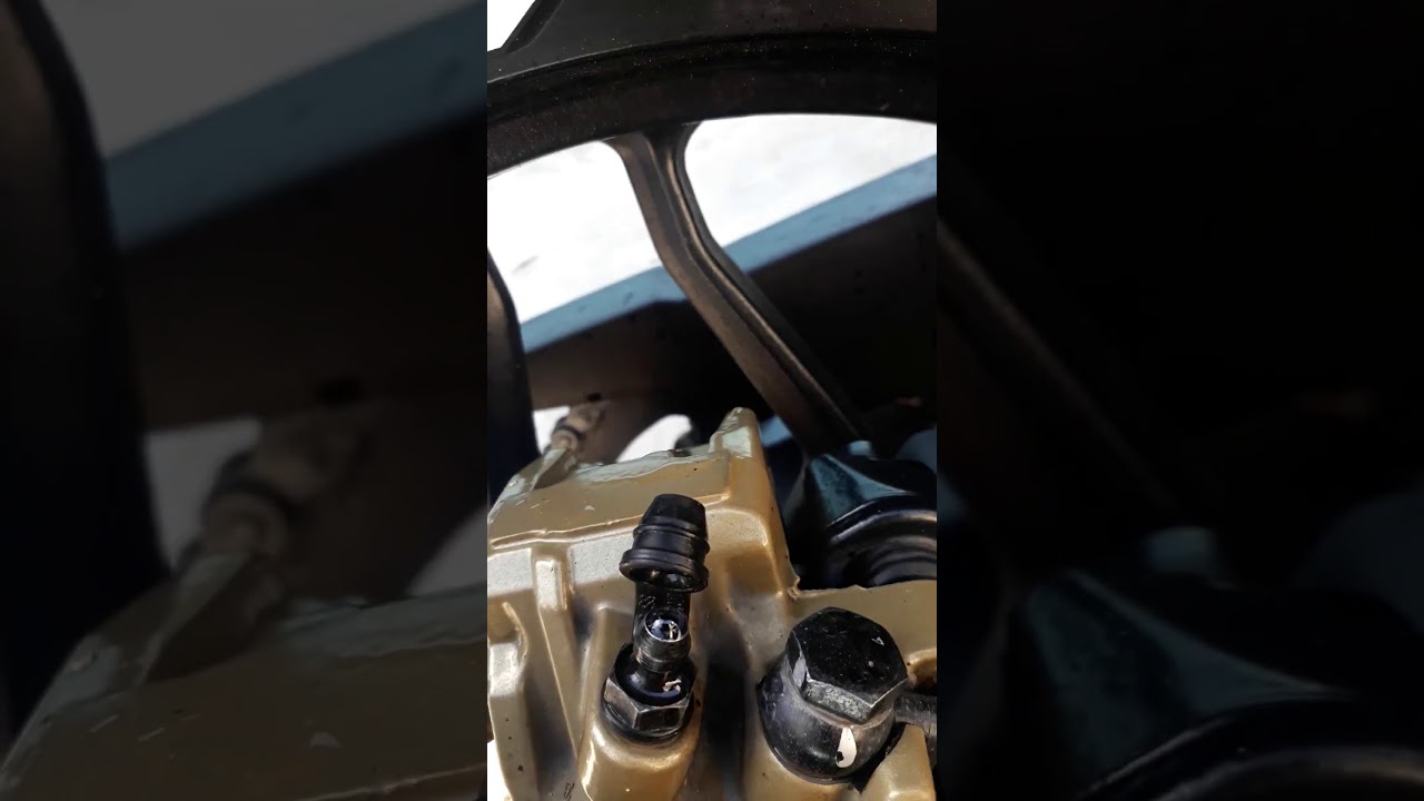 Purgando el aire de sistema de frenos. Rouser Rs200 (dejar hasta que no salga mas burbujas) #Bajaj