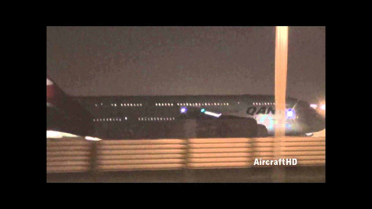 Qantas A380 spooling up engines with GREAT SOUND in Heathrow