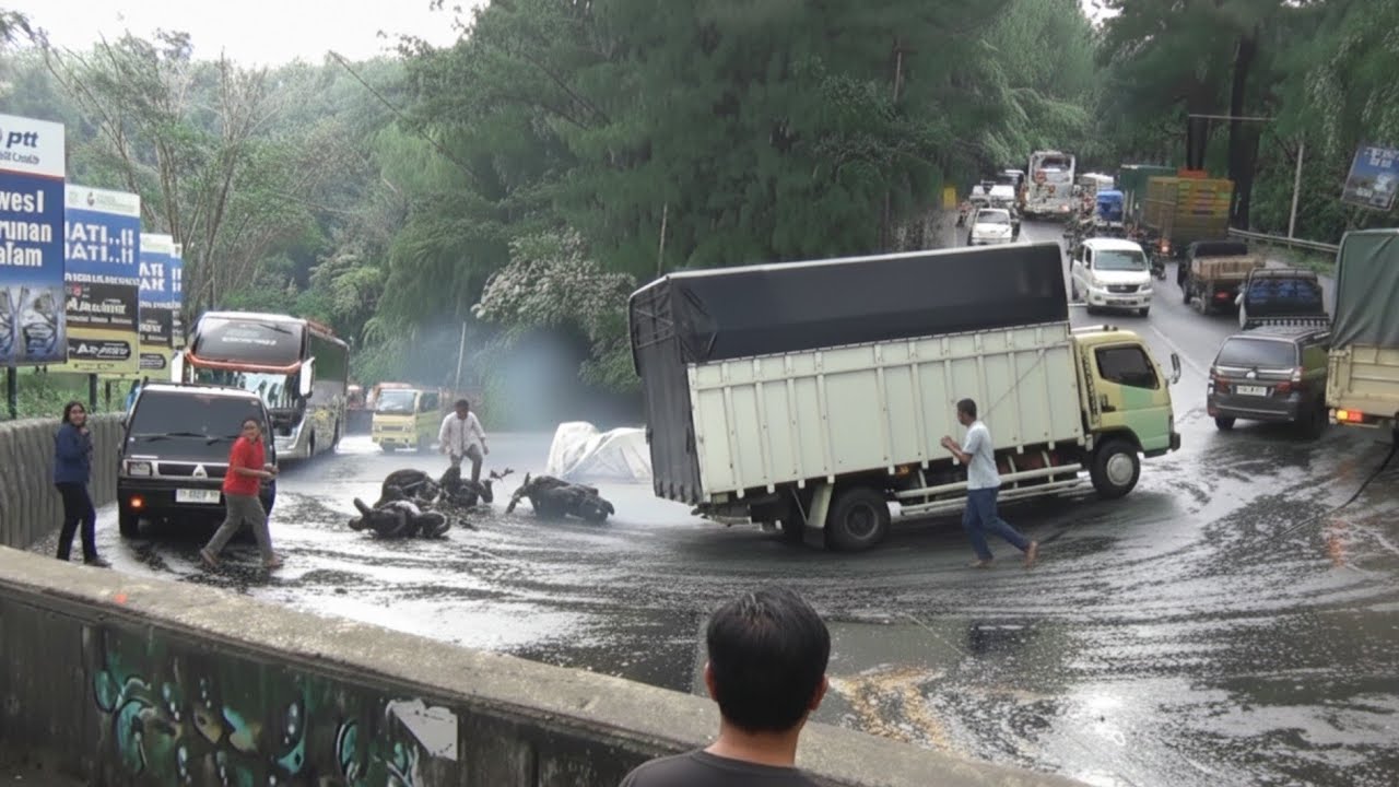 PETAKA TUMPAHAN MINYAK‼️Menit Menit M3ng3rikan Di Saat Lalu lintas Macet Total Di Sitinjau Lauik