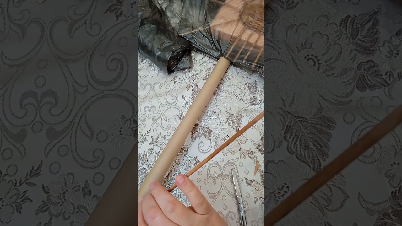 Плету новогодний венок из бумажной лозы.