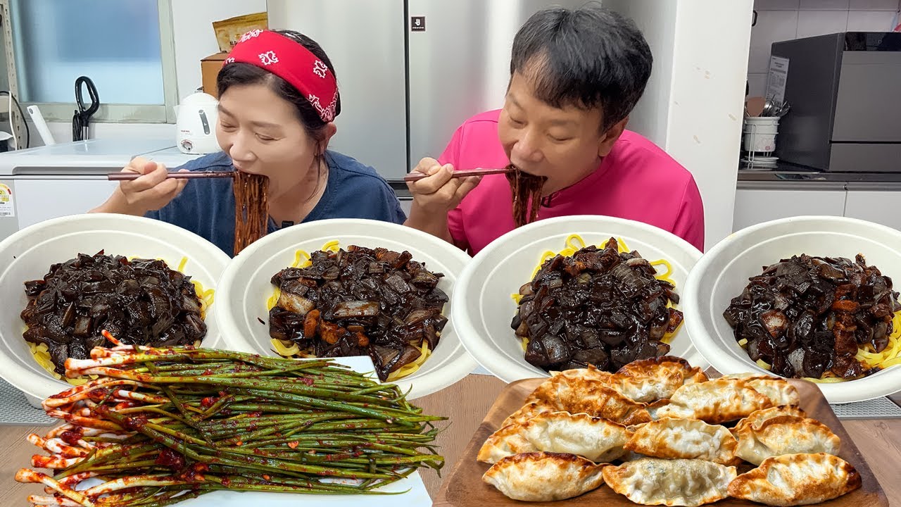 직접 만든 짜장면인데&hellip; 진짜 웬만한 중국집보다 맛있어요! (feat.쪽파 겉절이 김치,트러플 오일,군만두)