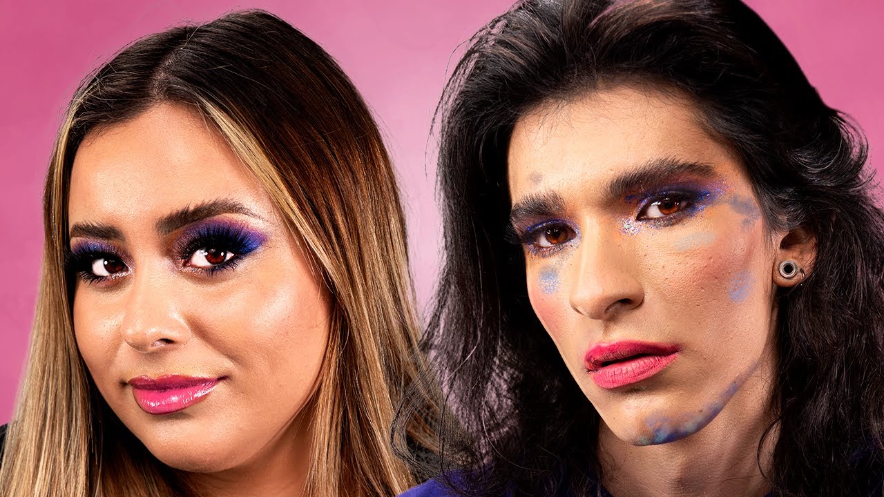 Chicos recreando un maquillaje