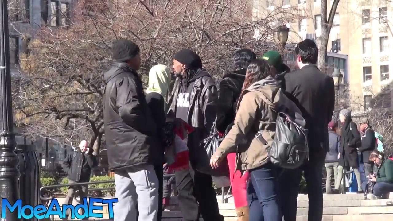 Muslim Women Harassed For Praying In Public With A Hijab!! SOCIAL EXPERIMENT