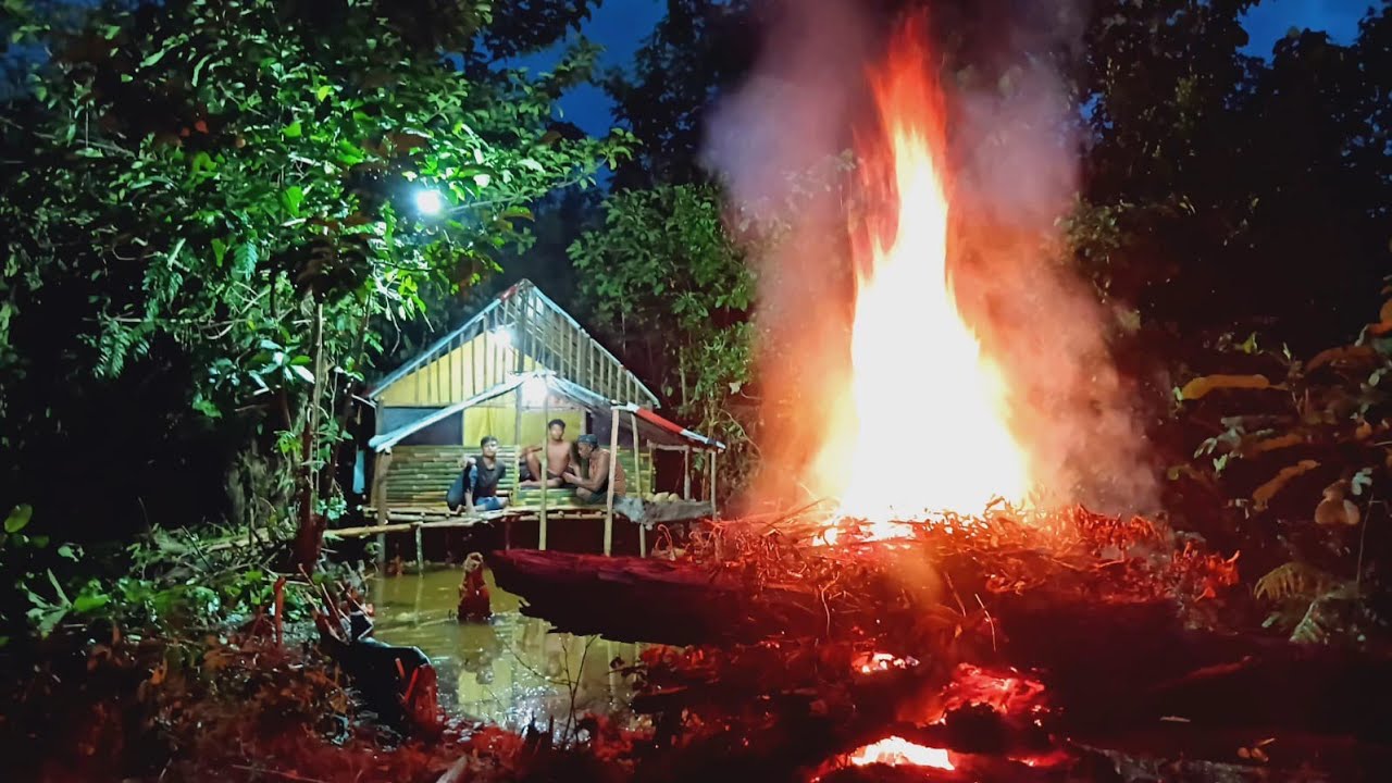 Camping hujan deras dua hari membangun shelter besar di dalam rawa makan enak tidur nyenyak 