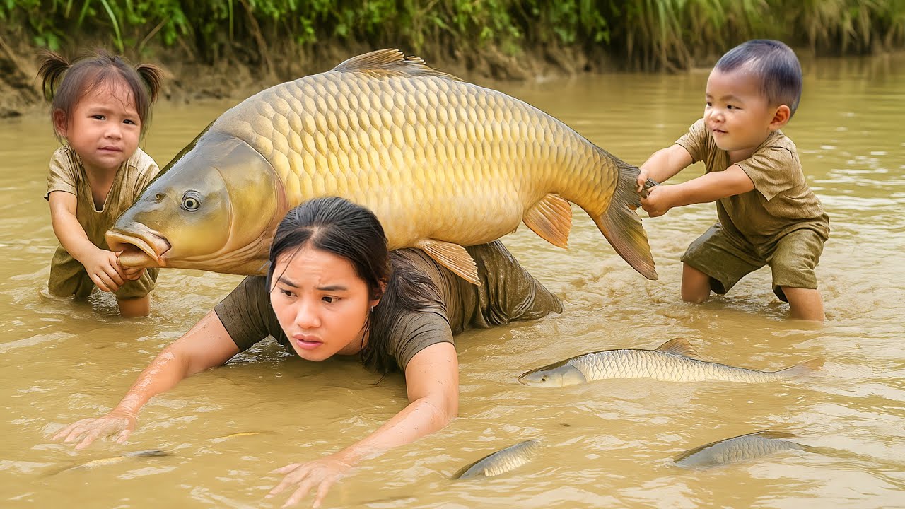 Catching 300kg+ Monster Carp & Giant Catfish by Hand in Mud Pond to Sell at the Market with my Kids