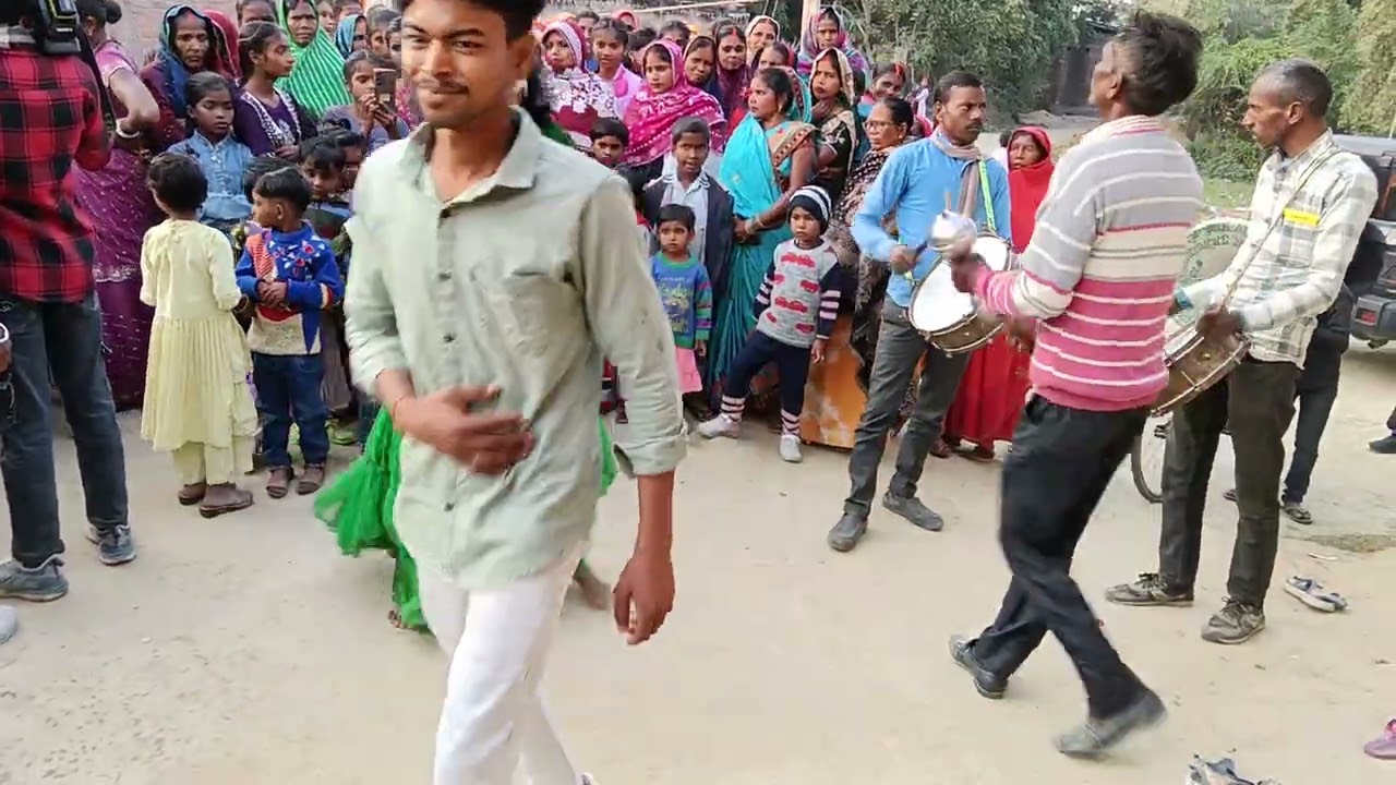 बाजा पार्टी है दोस्तों अच्छा लगे तो 