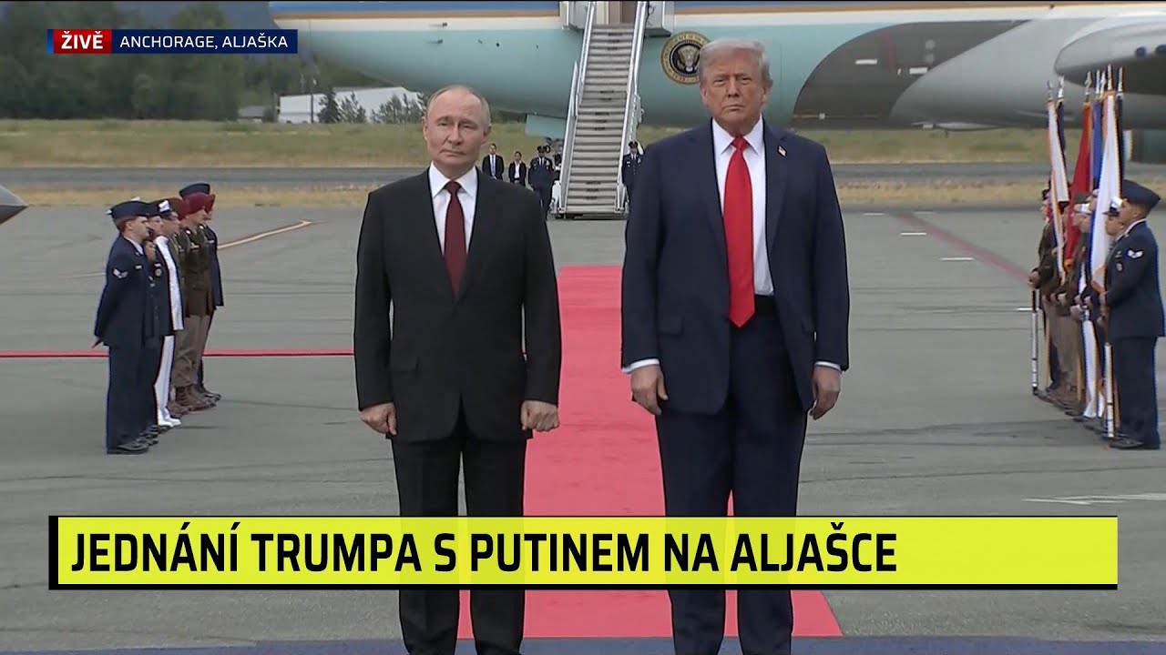 Trump i Putin přistáli na Aljašce. Před klíčovým jednáním si podali ruku