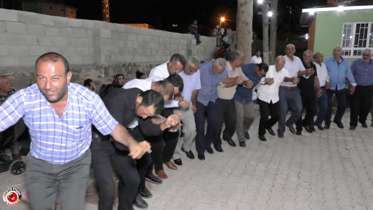 FOTO FERDİ KAMERA & HALAYDAKİ TÜM DAVETLİLER OYUNCU AHMET ÇELİK i İZLEDİ