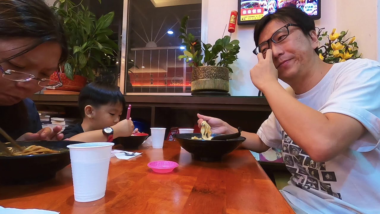晚餐160元..打烊前去吃牛肉刀削麵+麻醬麵老婆喜歡加辣