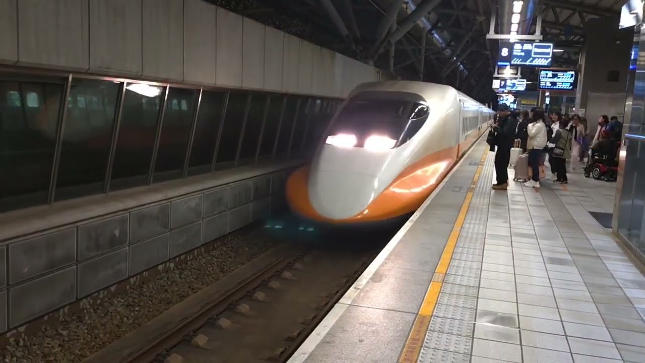 Special train! High speed rail 1680 arriving in Taichung