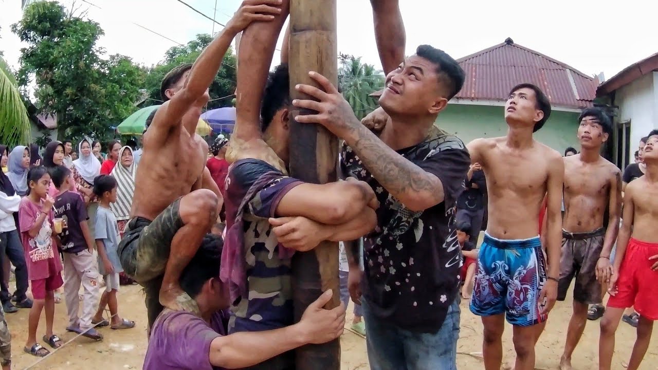 Lomba Panjat Pinang 17an Desa Sungai Pangkalan II Perayaan HUT 79 REPUBLIK INDONESIA