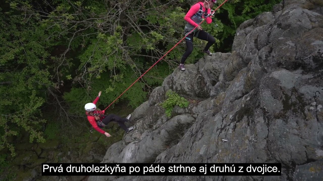 Dvojité-polovičné laná, trojčlenné lezecké družstvo a viacdĺžkové cesty, pád druholezca