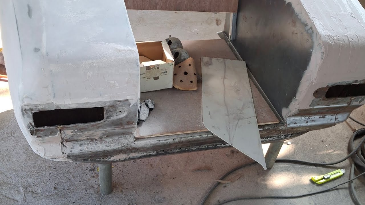 IT SMEARS THE BONDO ON ITS SKIN..... MK1 ESC0RT SOFA