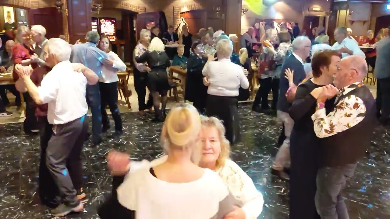 Gewoon heerlijk druk in Dancing Waldeslust in Posterholt met orkest Jersey 