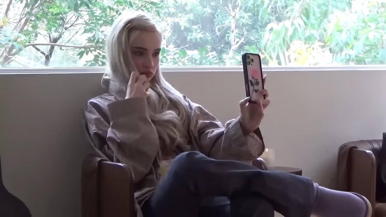 Kim Petras plays Detour for her management (LEAKED FOOTAGE)