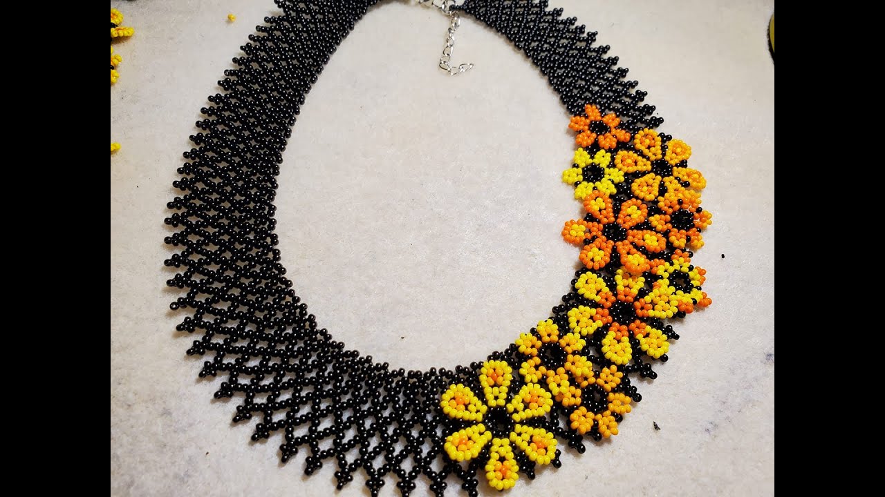 Collar en red con flores