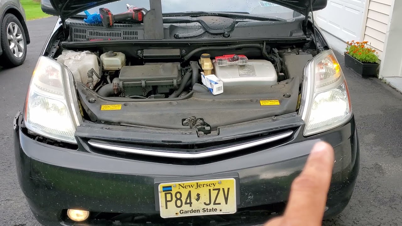 (Part 1)2008 Toyota prius HID headlight bulb replacement. Second generation prius.