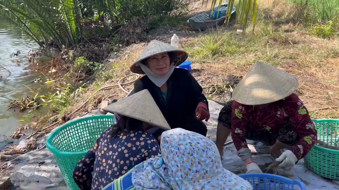 Đi bắt tôm càng cùng anh chị em