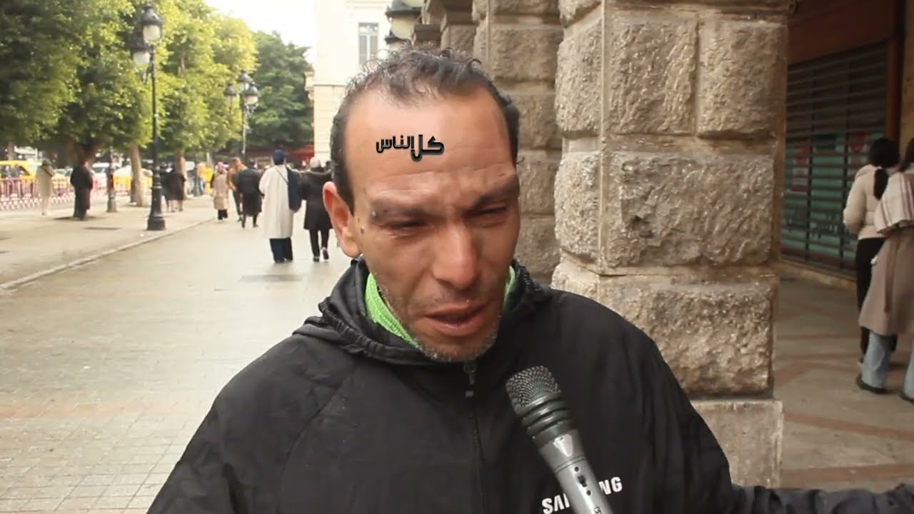 يبكي هربت عليا مرتي مع صاحبها تخرج تسهر معاه ، حكيت معاه هددني بسكينة ، صغارنا تهملو في كل بلاصة