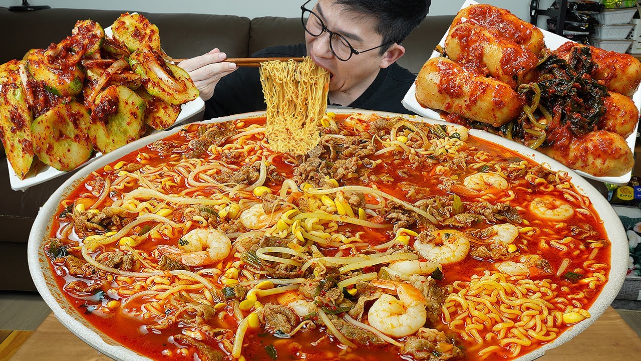 ASMR MUKBANGㅣHot spicy instant noodles with Beef & KimchiㅣEATING SHOW